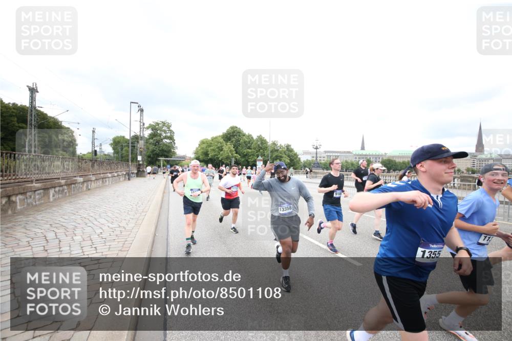 29.06.2025 - hella hamburg halbmarathon Jannik Wohlers http://msf.ph/oto/8501108 29.06.2025 10:57:41 Lombardsbrücke 1388, 2169, 2273, 2275, 3644, 3936, 4429, 5104, 5676, 5782, 6316, 6337, 6825, 7262, 7556, 7783, 7977, 7990, 8439, 8440, 8441, 8442, 8512, 8713, 8888, 9180, 9319, 9398, 9436, 9481, 9832, 10058, 10380, 10462, 10560, 10635, 10737, 10937, 11037, 11263, 11353, 11392, 11615, 11636, 11732, 12122, 13218, 13352, 13358, 13364, 13469, 13553, 13804, 14453, 14507, 14533, 14634, 14685, 15282, 15510, 15552, 15916, 16329, 16349, 17881 meine-sportfotos.de