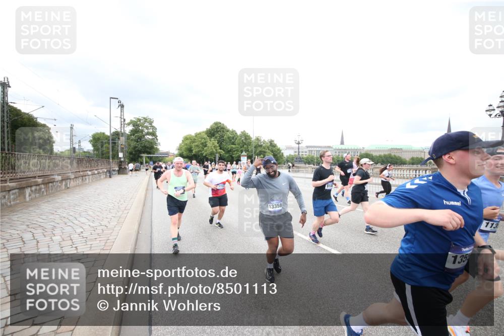 29.06.2025 - hella hamburg halbmarathon Jannik Wohlers http://msf.ph/oto/8501113 29.06.2025 10:57:41 Lombardsbrücke 1388, 2169, 2273, 2275, 3644, 3936, 4429, 5104, 5676, 5782, 6316, 6337, 6825, 7262, 7556, 7783, 7977, 7990, 8439, 8440, 8441, 8442, 8512, 8713, 8888, 9180, 9319, 9398, 9436, 9481, 9832, 10058, 10380, 10462, 10560, 10635, 10737, 10937, 11037, 11263, 11353, 11392, 11615, 11636, 11732, 12122, 13218, 13352, 13358, 13364, 13469, 13553, 13804, 14453, 14507, 14533, 14634, 14685, 15282, 15510, 15552, 15916, 16329, 16349, 17881 meine-sportfotos.de