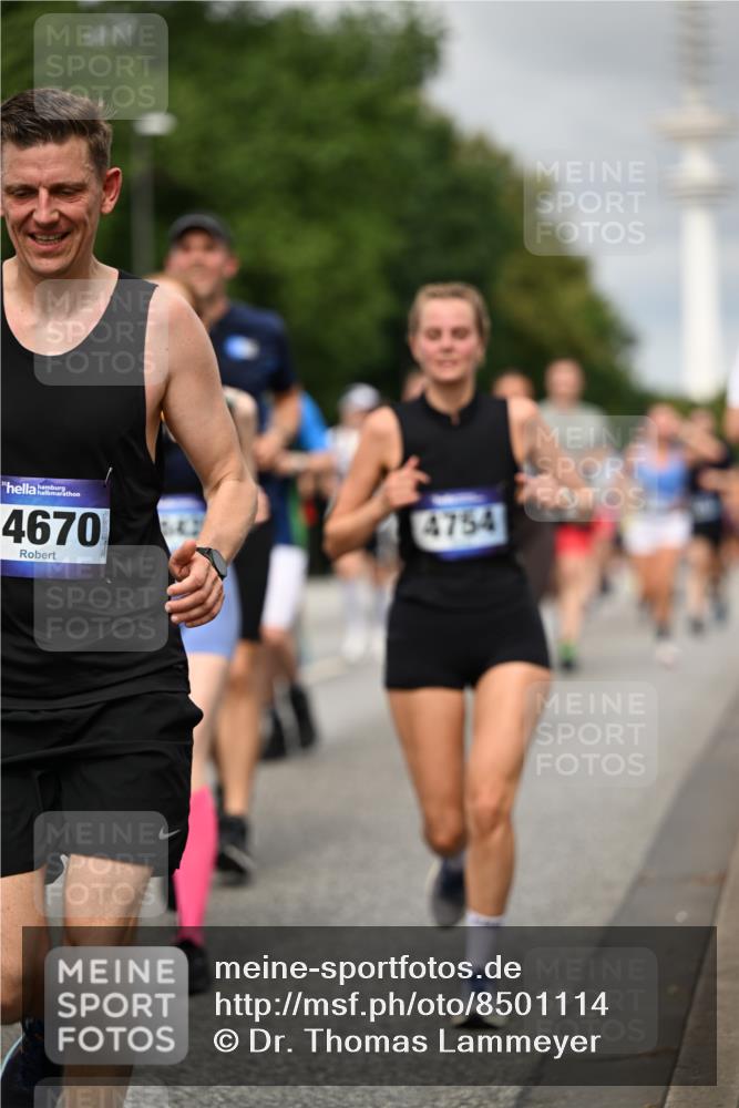 29.06.2025 - hella hamburg halbmarathon Dr. Thomas Lammeyer http://msf.ph/oto/8501114 29.06.2025 10:24:55 Kennedybrücke 1011, 2053, 2064, 2101, 2834, 2923, 3161, 3781, 3842, 4154, 4166, 4288, 4754, 4869, 5181, 5811, 5812, 6608, 6844, 6951, 7131, 8025, 8113, 8146, 8724, 8738, 8940, 9005, 9011, 9236, 9873, 9981, 10039, 10041, 10350, 10585, 10613, 10647, 10754, 11100, 11145 meine-sportfotos.de