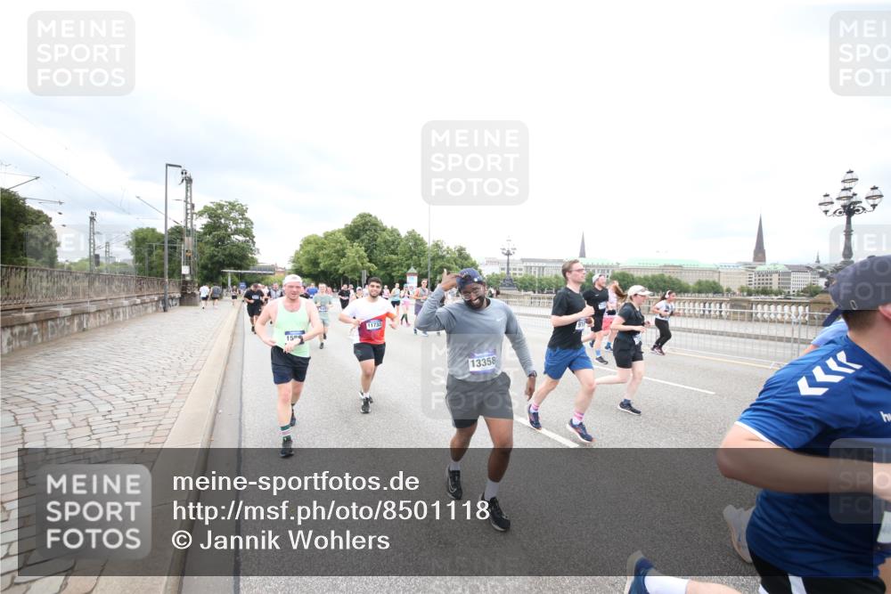 29.06.2025 - hella hamburg halbmarathon Jannik Wohlers http://msf.ph/oto/8501118 29.06.2025 10:57:41 Lombardsbrücke 1388, 2169, 2273, 2275, 3644, 3936, 4429, 5104, 5676, 5782, 6316, 6337, 6825, 7262, 7556, 7783, 7977, 7990, 8439, 8440, 8441, 8442, 8512, 8713, 8888, 9180, 9319, 9398, 9436, 9481, 9832, 10058, 10380, 10462, 10560, 10635, 10737, 10937, 11037, 11263, 11353, 11392, 11615, 11636, 11732, 12122, 13218, 13352, 13358, 13364, 13469, 13553, 13804, 14453, 14507, 14533, 14634, 14685, 15282, 15510, 15552, 15916, 16329, 16349, 17881 meine-sportfotos.de