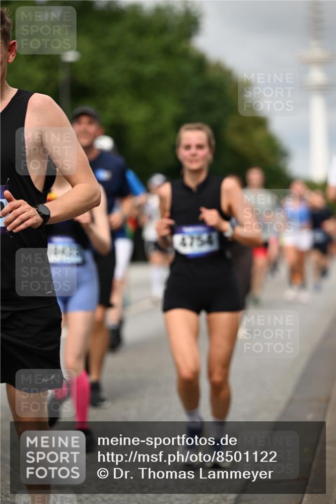29.06.2025 - hella hamburg halbmarathon Dr. Thomas Lammeyer http://msf.ph/oto/8501122 29.06.2025 10:24:55 Kennedybrücke 1011, 2053, 2064, 2101, 2834, 2923, 3161, 3781, 3842, 4154, 4166, 4288, 4754, 4869, 5181, 5811, 5812, 6608, 6844, 6951, 7131, 8025, 8113, 8146, 8724, 8738, 8940, 9005, 9011, 9236, 9873, 9981, 10039, 10041, 10350, 10585, 10613, 10647, 10754, 11100, 11145 meine-sportfotos.de
