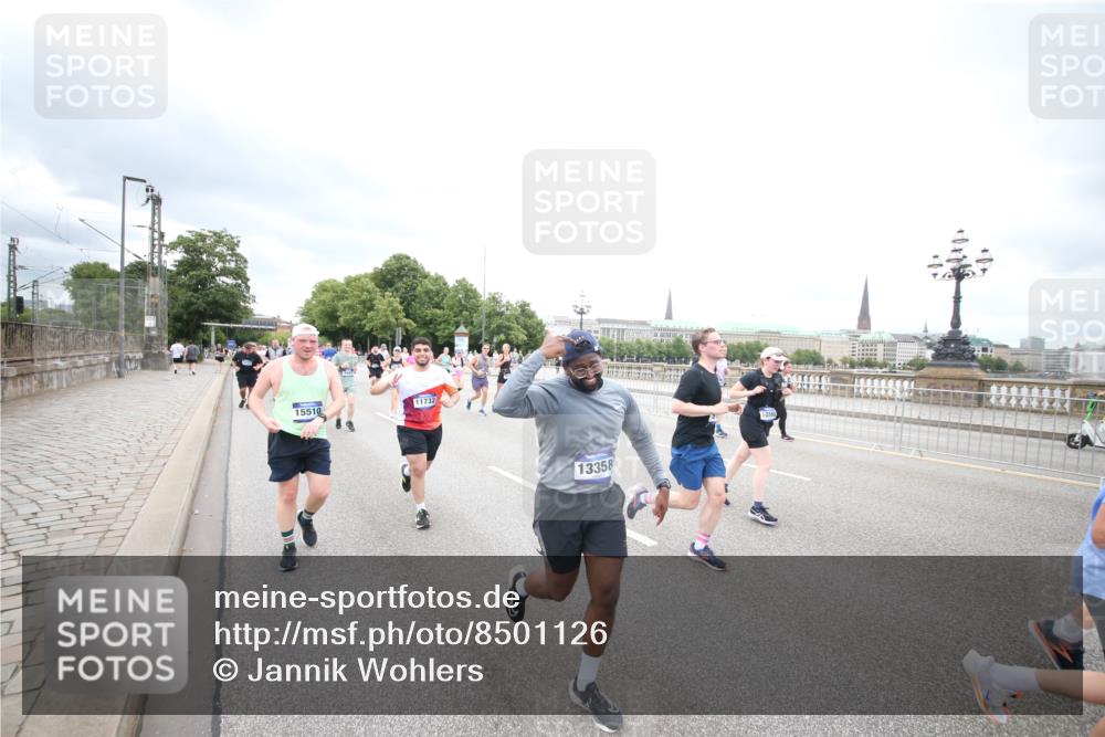 29.06.2025 - hella hamburg halbmarathon Jannik Wohlers http://msf.ph/oto/8501126 29.06.2025 10:57:41 Lombardsbrücke 1388, 2169, 2273, 2275, 3644, 3936, 4429, 5104, 5676, 5782, 6316, 6337, 6825, 7262, 7556, 7783, 7977, 7990, 8439, 8440, 8441, 8442, 8512, 8713, 8888, 9180, 9319, 9398, 9436, 9481, 9832, 10058, 10380, 10462, 10560, 10635, 10737, 10937, 11037, 11263, 11353, 11392, 11615, 11636, 11732, 12122, 13218, 13352, 13358, 13364, 13469, 13553, 13804, 14453, 14507, 14533, 14634, 14685, 15282, 15510, 15552, 15916, 16329, 16349, 17881 meine-sportfotos.de