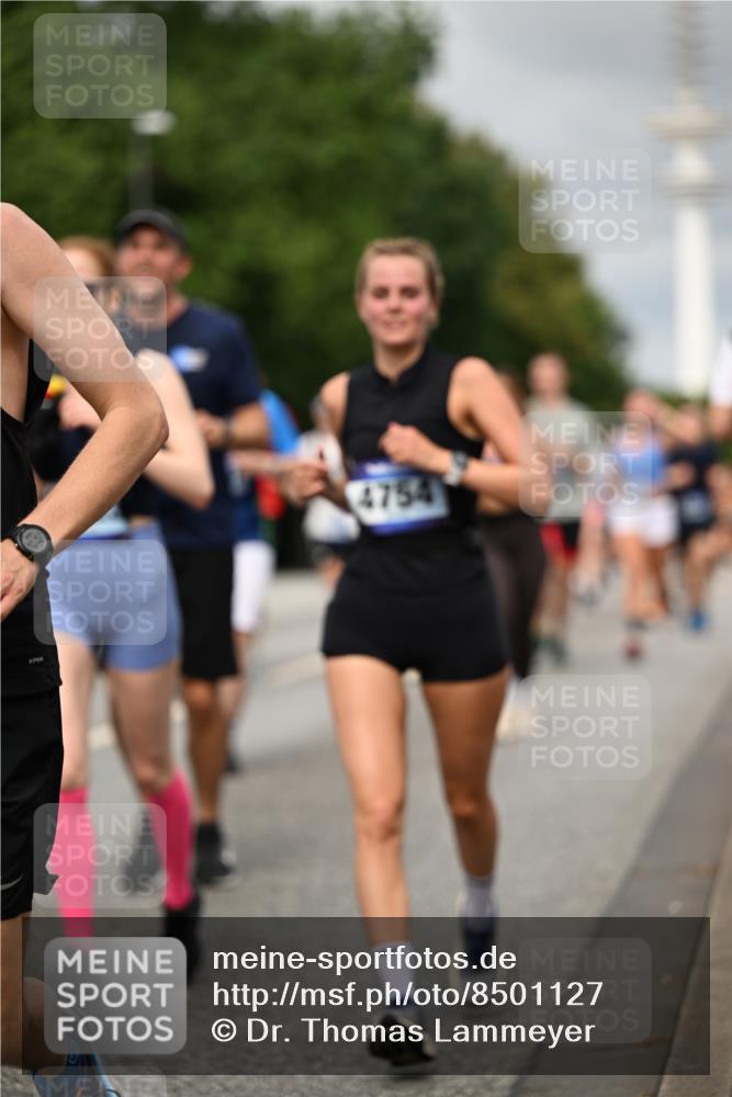 29.06.2025 - hella hamburg halbmarathon Dr. Thomas Lammeyer http://msf.ph/oto/8501127 29.06.2025 10:24:56 Kennedybrücke 1011, 2053, 2064, 2101, 2834, 2923, 2986, 3161, 3781, 3842, 4154, 4166, 4288, 4754, 4869, 5181, 5811, 5812, 6608, 6844, 6951, 7131, 8025, 8113, 8146, 8724, 8738, 8940, 9005, 9011, 9236, 9873, 9981, 10039, 10350, 10585, 10613, 10647, 10754, 11100, 11145 meine-sportfotos.de