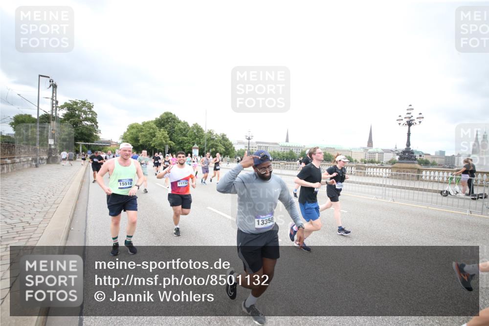 29.06.2025 - hella hamburg halbmarathon Jannik Wohlers http://msf.ph/oto/8501132 29.06.2025 10:57:42 Lombardsbrücke 1388, 2169, 2273, 2275, 3644, 3936, 4117, 4429, 5104, 5676, 5782, 6316, 6337, 6825, 7262, 7556, 7783, 7977, 7990, 8439, 8440, 8441, 8442, 8512, 8713, 8888, 9180, 9319, 9398, 9436, 9481, 9832, 10058, 10380, 10462, 10560, 10635, 10737, 10937, 11037, 11263, 11353, 11392, 11615, 11636, 11732, 12122, 13218, 13352, 13358, 13364, 13469, 13553, 13804, 14453, 14507, 14533, 14634, 14685, 15282, 15510, 15552, 15916, 16329, 16349, 17881 meine-sportfotos.de
