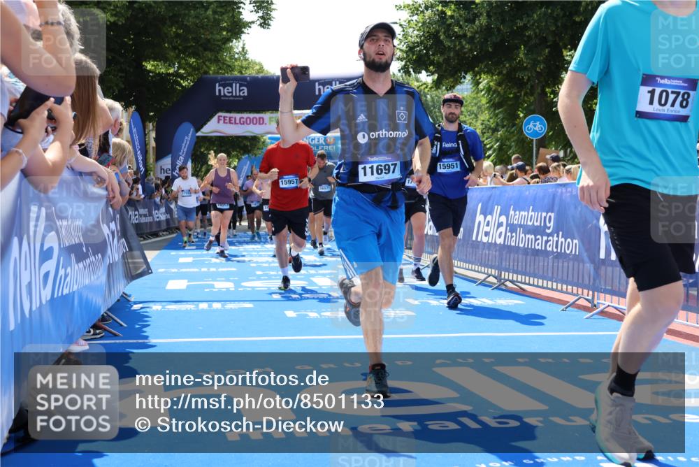 29.06.2025 - hella hamburg halbmarathon Strokosch-Dieckow http://msf.ph/oto/8501133 29.06.2025 11:34:54 Ziel 1078, 1497, 2477, 2827, 3230, 3239, 3311, 4372, 4624, 5246, 5497, 5822, 6861, 11440, 11697, 12236, 12901, 13111, 13113, 14632, 15676, 15677, 15845, 15912, 15951, 15957, 16238, 16570, 16571, 17135, 17369, 17389, 17883 meine-sportfotos.de