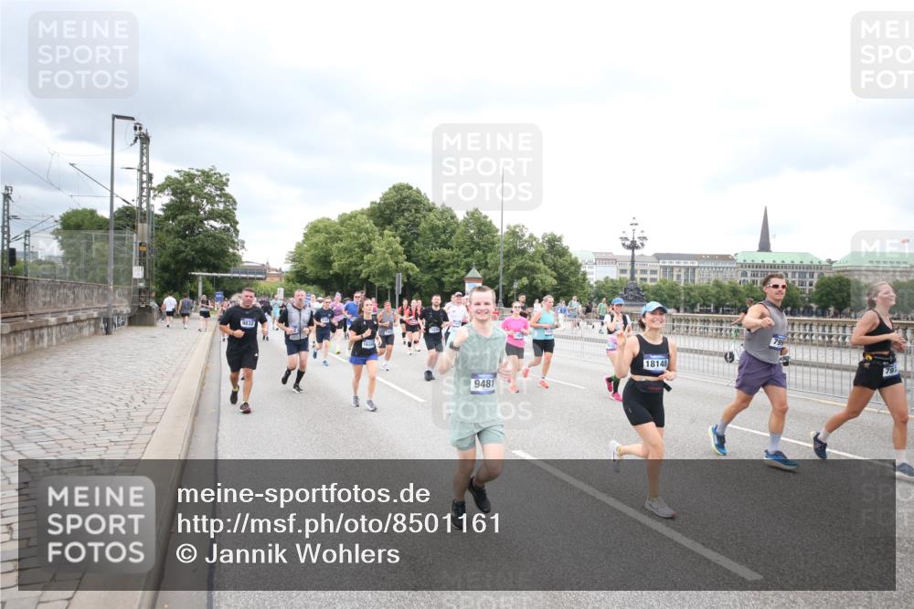 29.06.2025 - hella hamburg halbmarathon Jannik Wohlers http://msf.ph/oto/8501161 29.06.2025 10:57:44 Lombardsbrücke 1001, 1388, 2043, 2169, 2273, 2275, 3644, 3936, 4117, 4429, 5104, 5676, 5782, 6316, 6337, 6825, 7262, 7556, 7664, 7783, 7977, 7990, 8076, 8439, 8440, 8441, 8442, 8512, 8713, 8888, 9180, 9319, 9398, 9436, 9481, 9832, 10058, 10380, 10462, 10560, 10635, 10737, 10937, 11037, 11263, 11353, 11392, 11615, 11636, 11732, 12122, 13218, 13226, 13352, 13358, 13364, 13469, 13553, 13804, 14453, 14507, 14533, 14634, 14685, 15282, 15510, 15552, 15916, 16048, 16329, 16349, 17881 meine-sportfotos.de