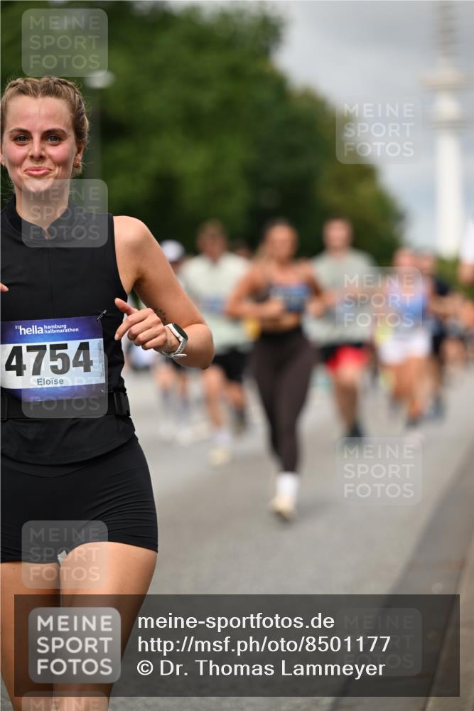 29.06.2025 - hella hamburg halbmarathon Dr. Thomas Lammeyer http://msf.ph/oto/8501177 29.06.2025 10:24:57 Kennedybrücke 1011, 2053, 2101, 2325, 2834, 2923, 2986, 3161, 3781, 3842, 4082, 4154, 4166, 4288, 4754, 4869, 5181, 5811, 5812, 6608, 6844, 6951, 7131, 8025, 8113, 8146, 8724, 8940, 9005, 9011, 9236, 9873, 9981, 10039, 10350, 10585, 10613, 10647, 10754, 11100, 11145 meine-sportfotos.de