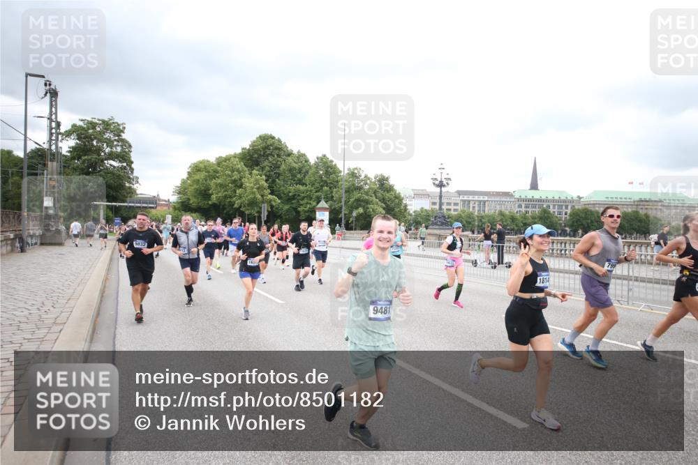 29.06.2025 - hella hamburg halbmarathon Jannik Wohlers http://msf.ph/oto/8501182 29.06.2025 10:57:44 Lombardsbrücke 1001, 1388, 2043, 2169, 2273, 2275, 3644, 3936, 4117, 4429, 5104, 5676, 5782, 6316, 6337, 6825, 7262, 7556, 7664, 7783, 7977, 7990, 8076, 8439, 8440, 8441, 8442, 8512, 8713, 8888, 9180, 9319, 9398, 9436, 9481, 9832, 10058, 10380, 10462, 10560, 10635, 10737, 10937, 11037, 11263, 11353, 11392, 11615, 11636, 11732, 12122, 13218, 13226, 13352, 13358, 13364, 13469, 13553, 13804, 14453, 14507, 14533, 14634, 14685, 15282, 15510, 15552, 15916, 16048, 16329, 16349, 17881 meine-sportfotos.de