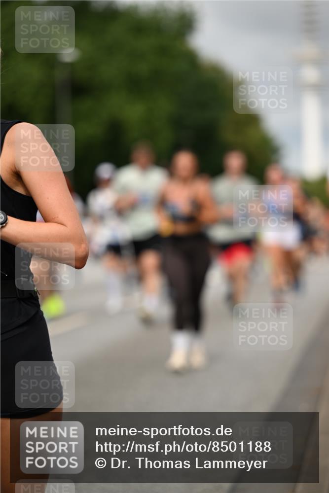 29.06.2025 - hella hamburg halbmarathon Dr. Thomas Lammeyer http://msf.ph/oto/8501188 29.06.2025 10:24:57 Kennedybrücke 1011, 2053, 2101, 2325, 2834, 2923, 2986, 3161, 3781, 3842, 4082, 4154, 4166, 4288, 4754, 4869, 5181, 5811, 5812, 6608, 6844, 6951, 7131, 8025, 8113, 8146, 8724, 8940, 9005, 9011, 9236, 9873, 9981, 10039, 10350, 10585, 10613, 10647, 10754, 11100, 11145 meine-sportfotos.de