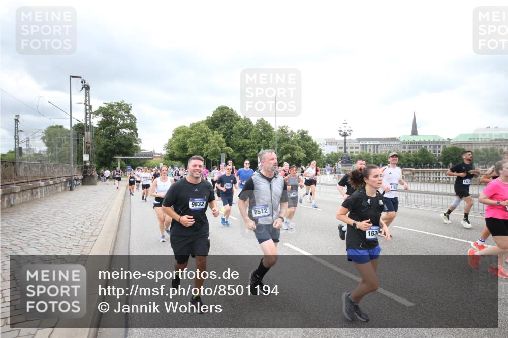 29.06.2025 - hella hamburg halbmarathon Jannik Wohlers http://msf.ph/oto/8501194 29.06.2025 10:57:46 Lombardsbrücke 1001, 1388, 2043, 2169, 2273, 2275, 3936, 4117, 4429, 5104, 5676, 5782, 6316, 6337, 6825, 7262, 7617, 7664, 7783, 7977, 7990, 8076, 8439, 8440, 8441, 8442, 8512, 8888, 9180, 9319, 9398, 9436, 9481, 9636, 9832, 10058, 10462, 10560, 10635, 10737, 10937, 11037, 11263, 11353, 11392, 11615, 11636, 11732, 12122, 12433, 13218, 13226, 13355, 13356, 13358, 13364, 13469, 13553, 13804, 14507, 14533, 14634, 14685, 15282, 15510, 15916, 16048, 16329, 16349, 17881 meine-sportfotos.de