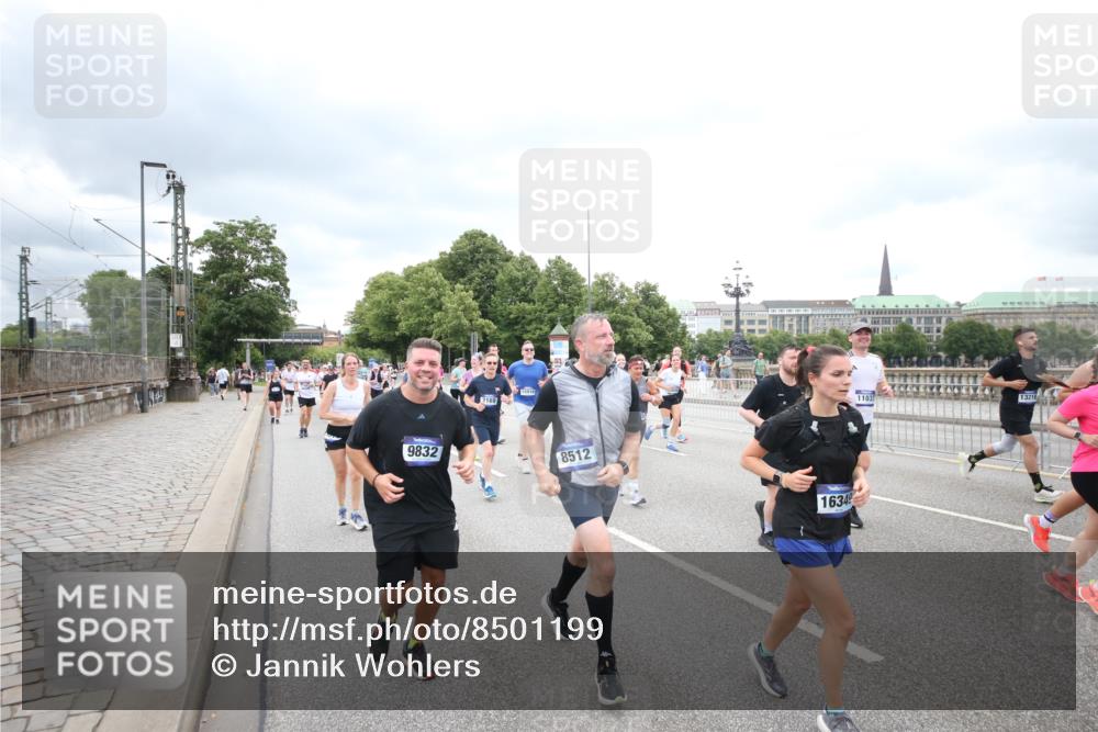 29.06.2025 - hella hamburg halbmarathon Jannik Wohlers http://msf.ph/oto/8501199 29.06.2025 10:57:46 Lombardsbrücke 1001, 1388, 2043, 2169, 2273, 2275, 3936, 4117, 4429, 5104, 5676, 5782, 6316, 6337, 6825, 7262, 7617, 7664, 7783, 7977, 7990, 8076, 8439, 8440, 8441, 8442, 8512, 8888, 9180, 9319, 9398, 9436, 9481, 9636, 9832, 10058, 10462, 10560, 10635, 10737, 10937, 11037, 11263, 11353, 11392, 11615, 11636, 11732, 12122, 12433, 13218, 13226, 13355, 13356, 13358, 13364, 13469, 13553, 13804, 14507, 14533, 14634, 14685, 15282, 15510, 15916, 16048, 16329, 16349, 17881 meine-sportfotos.de