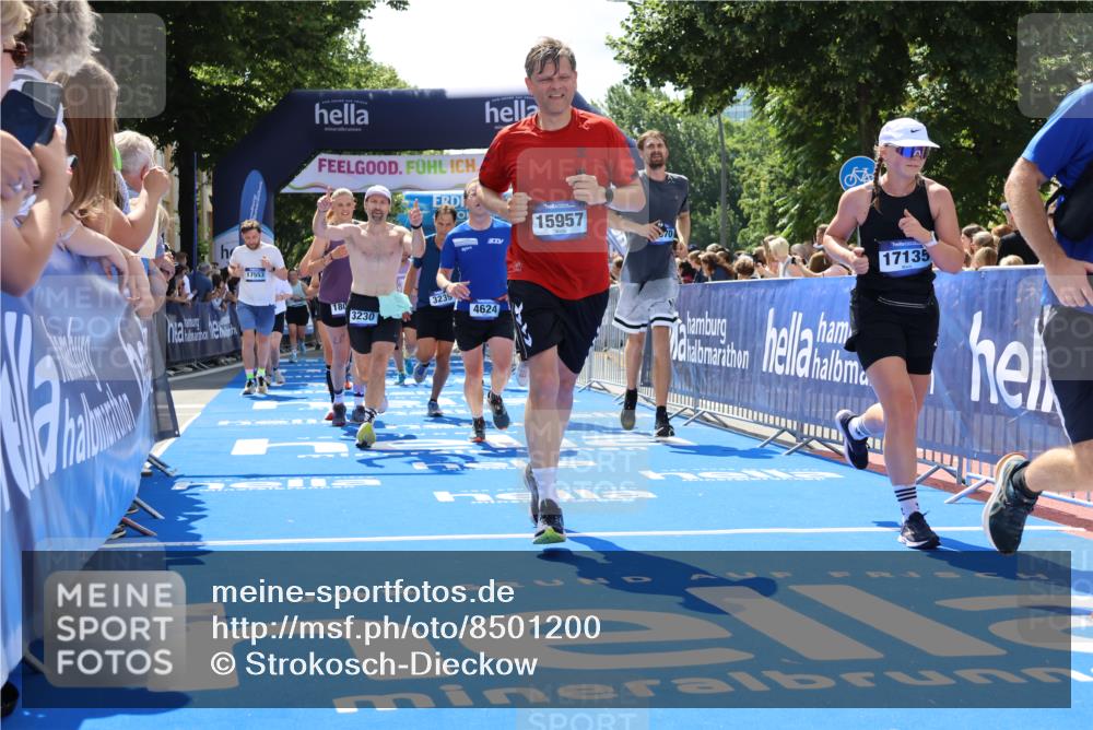 29.06.2025 - hella hamburg halbmarathon Strokosch-Dieckow http://msf.ph/oto/8501200 29.06.2025 11:34:55 Ziel 1078, 1497, 2477, 2827, 3230, 3239, 3311, 4372, 4624, 5246, 5822, 6861, 11440, 11642, 11697, 12236, 12901, 13111, 13113, 14632, 15572, 15676, 15677, 15845, 15912, 15951, 15957, 16238, 16570, 16571, 17135, 17389, 17553, 17883 meine-sportfotos.de