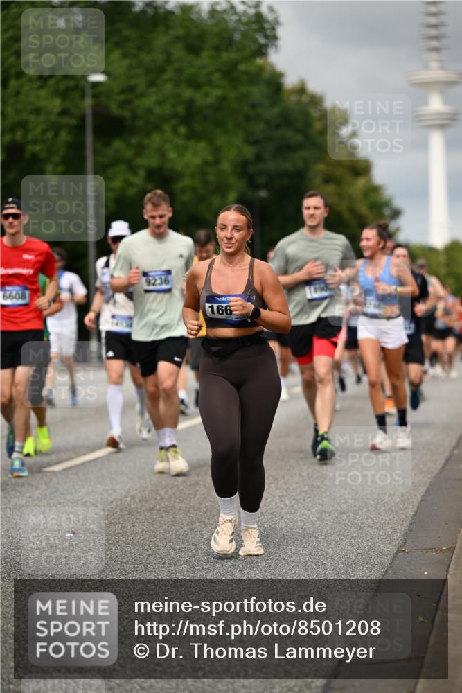 29.06.2025 - hella hamburg halbmarathon Dr. Thomas Lammeyer http://msf.ph/oto/8501208 29.06.2025 10:24:58 Kennedybrücke 1011, 2053, 2101, 2325, 2834, 2923, 2986, 3161, 3781, 3842, 4082, 4154, 4166, 4288, 4754, 4869, 5181, 5811, 5812, 6275, 6308, 6608, 6844, 6951, 7131, 8025, 8113, 8146, 8724, 8940, 9005, 9011, 9236, 9873, 9981, 10039, 10350, 10585, 10613, 10647, 10754, 11100, 11145 meine-sportfotos.de