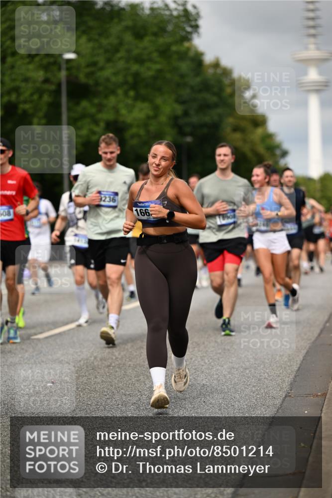 29.06.2025 - hella hamburg halbmarathon Dr. Thomas Lammeyer http://msf.ph/oto/8501214 29.06.2025 10:24:58 Kennedybrücke 1011, 2053, 2101, 2325, 2834, 2923, 2986, 3161, 3781, 3842, 4082, 4154, 4166, 4288, 4754, 4869, 5181, 5811, 5812, 6275, 6308, 6608, 6844, 6951, 7131, 8025, 8113, 8146, 8724, 8940, 9005, 9011, 9236, 9873, 9981, 10039, 10350, 10585, 10613, 10647, 10754, 11100, 11145 meine-sportfotos.de
