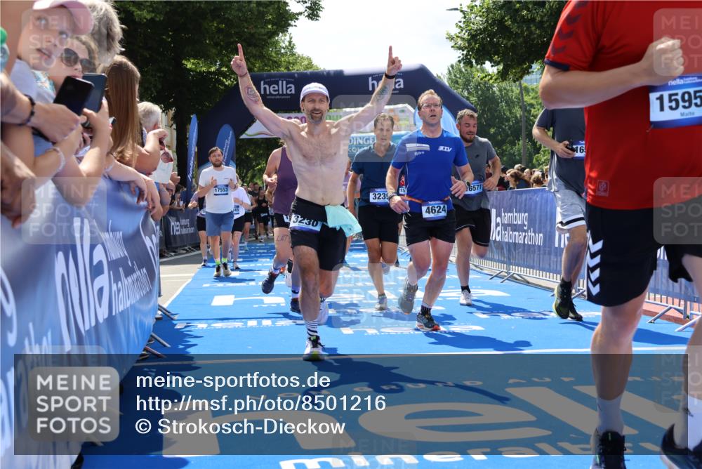 29.06.2025 - hella hamburg halbmarathon Strokosch-Dieckow http://msf.ph/oto/8501216 29.06.2025 11:34:56 Ziel 1078, 1497, 2827, 3230, 3239, 3311, 4624, 5246, 5822, 6861, 11440, 11642, 11697, 12236, 12901, 13111, 13113, 14632, 15475, 15572, 15676, 15677, 15845, 15912, 15951, 15957, 16238, 16570, 16571, 17135, 17389, 17553, 17883 meine-sportfotos.de