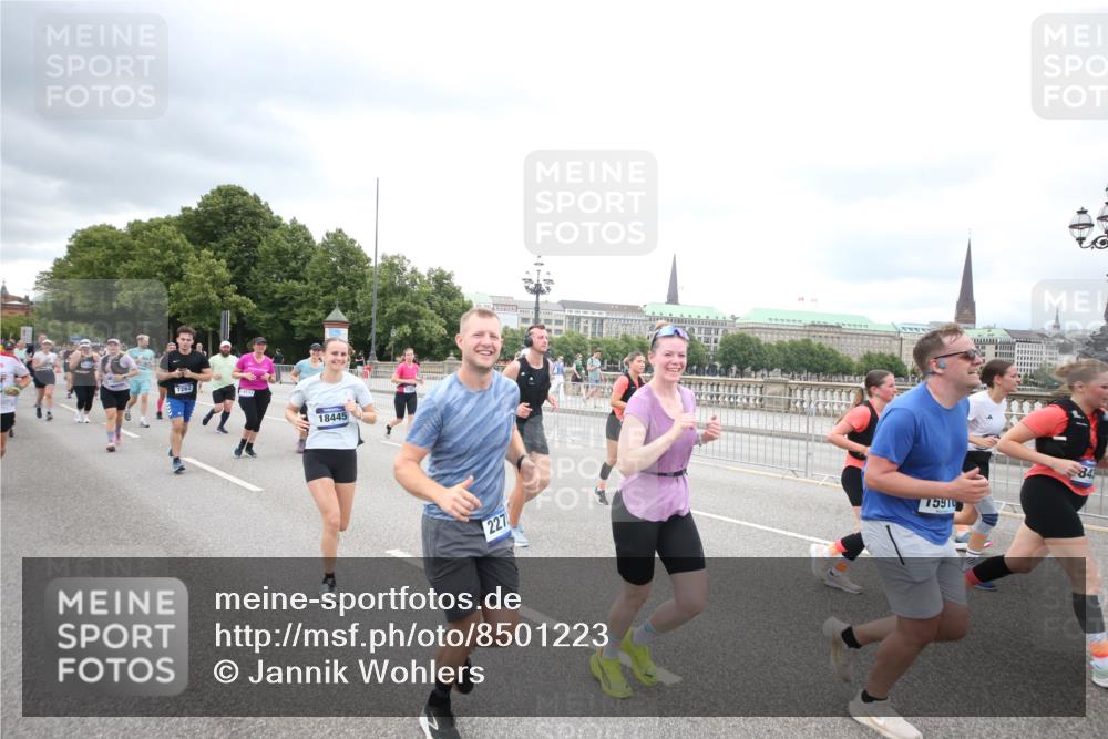 29.06.2025 - hella hamburg halbmarathon Jannik Wohlers http://msf.ph/oto/8501223 29.06.2025 10:57:49 Lombardsbrücke 1001, 1388, 1845, 2043, 2169, 2273, 2275, 3540, 4117, 5104, 5676, 5782, 6825, 7262, 7617, 7664, 7783, 7977, 7990, 8076, 8439, 8440, 8441, 8442, 8512, 8888, 9123, 9180, 9239, 9319, 9481, 9636, 9832, 10058, 10462, 10473, 10635, 10937, 11037, 11392, 11615, 11636, 11708, 11732, 12122, 12433, 13218, 13226, 13355, 13356, 13358, 13469, 13553, 14533, 14584, 14634, 14685, 15282, 15916, 16048, 16329, 16349, 16408, 16878, 17881 meine-sportfotos.de