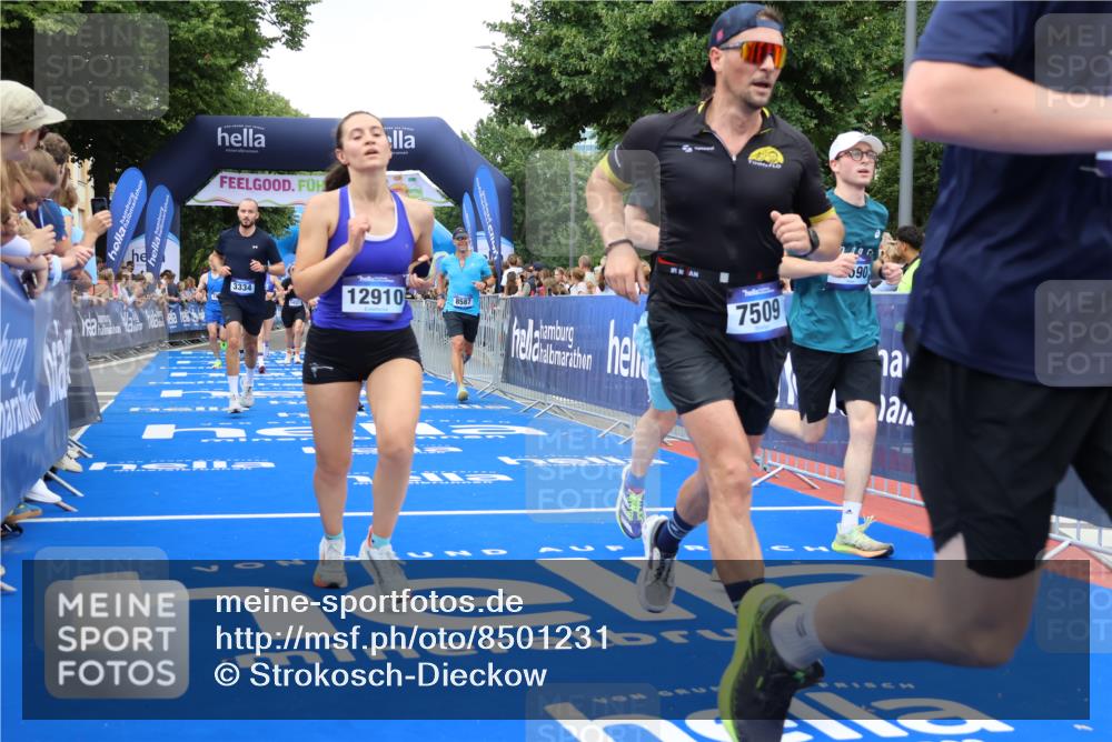 29.06.2025 - hella hamburg halbmarathon Strokosch-Dieckow http://msf.ph/oto/8501231 29.06.2025 10:53:00 Ziel 2099, 2208, 3059, 3258, 3334, 4121, 4770, 5907, 7509, 7864, 8139, 8587, 9093, 9537, 10724, 12155, 12367, 12519, 12910, 14323, 14791, 15430, 18590, 18720, 19208 meine-sportfotos.de