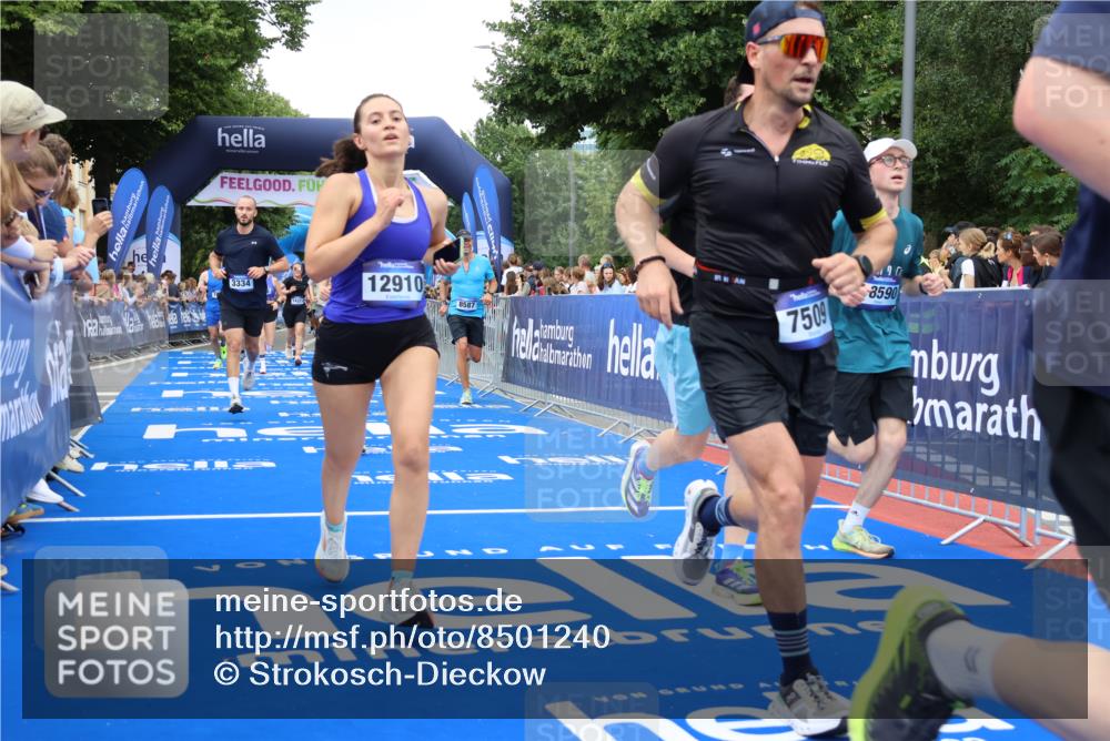 29.06.2025 - hella hamburg halbmarathon Strokosch-Dieckow http://msf.ph/oto/8501240 29.06.2025 10:53:00 Ziel 2099, 2208, 3059, 3258, 3334, 4121, 4770, 5907, 7509, 7864, 8139, 8587, 9093, 9537, 10724, 12155, 12367, 12519, 12910, 14323, 14791, 15430, 18590, 18720, 19208 meine-sportfotos.de