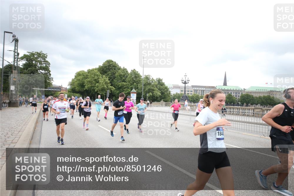 29.06.2025 - hella hamburg halbmarathon Jannik Wohlers http://msf.ph/oto/8501246 29.06.2025 10:57:50 Lombardsbrücke 1001, 1845, 2043, 2169, 2273, 2275, 3540, 4117, 5104, 5676, 5782, 6825, 7262, 7617, 7664, 7783, 7977, 7990, 8076, 8439, 8440, 8441, 8442, 8512, 8888, 9123, 9180, 9239, 9319, 9481, 9636, 9832, 10058, 10462, 10473, 10635, 10937, 11037, 11615, 11636, 11708, 12122, 12433, 13218, 13226, 13355, 13356, 13469, 14533, 14584, 14634, 15282, 15916, 16048, 16329, 16349, 16408, 16878, 17227, 17228, 17881 meine-sportfotos.de