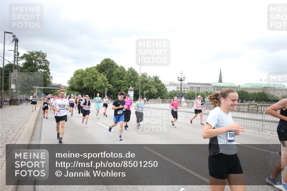 29.06.2025 - hella hamburg halbmarathon Jannik Wohlers http://msf.ph/oto/8501250 29.06.2025 10:57:50 Lombardsbrücke 1001, 1845, 2043, 2169, 2273, 2275, 3540, 4117, 5104, 5676, 5782, 6825, 7262, 7617, 7664, 7783, 7977, 7990, 8076, 8439, 8440, 8441, 8442, 8512, 8888, 9123, 9180, 9239, 9319, 9481, 9636, 9832, 10058, 10462, 10473, 10635, 10937, 11037, 11615, 11636, 11708, 12122, 12433, 13218, 13226, 13355, 13356, 13469, 14533, 14584, 14634, 15282, 15916, 16048, 16329, 16349, 16408, 16878, 17227, 17228, 17881 meine-sportfotos.de
