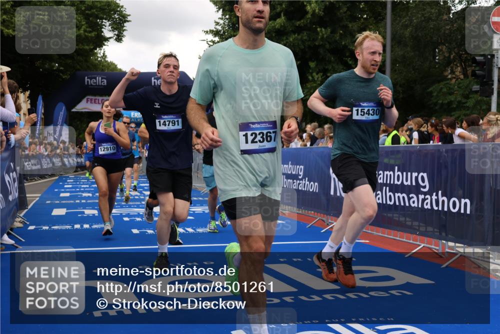 29.06.2025 - hella hamburg halbmarathon Strokosch-Dieckow http://msf.ph/oto/8501261 29.06.2025 10:52:59 Ziel 1258, 2099, 2208, 3059, 3258, 3334, 4121, 4557, 4558, 4770, 5907, 7509, 7864, 8139, 8587, 8720, 9093, 9537, 10724, 12155, 12367, 12519, 12910, 14323, 14791, 15430, 18590, 18720, 19208 meine-sportfotos.de
