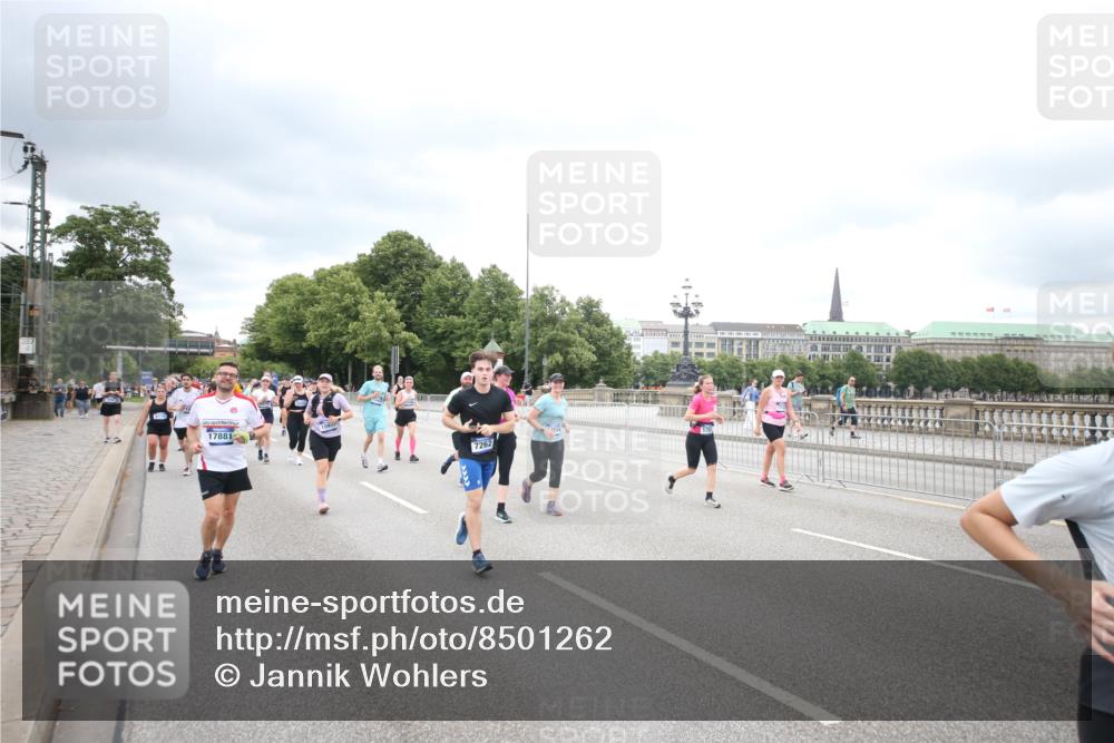 29.06.2025 - hella hamburg halbmarathon Jannik Wohlers http://msf.ph/oto/8501262 29.06.2025 10:57:50 Lombardsbrücke 1001, 1845, 2043, 2169, 2273, 2275, 3540, 4117, 5104, 5676, 5782, 6825, 7262, 7617, 7664, 7783, 7977, 7990, 8076, 8439, 8440, 8441, 8442, 8512, 8888, 9123, 9180, 9239, 9319, 9481, 9636, 9832, 10058, 10462, 10473, 10635, 10937, 11037, 11615, 11636, 11708, 12122, 12433, 13218, 13226, 13355, 13356, 13469, 14533, 14584, 14634, 15282, 15916, 16048, 16329, 16349, 16408, 16878, 17227, 17228, 17881 meine-sportfotos.de