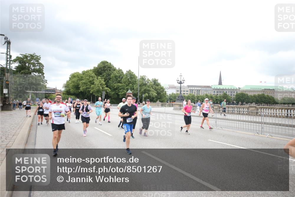 29.06.2025 - hella hamburg halbmarathon Jannik Wohlers http://msf.ph/oto/8501267 29.06.2025 10:57:50 Lombardsbrücke 1001, 1845, 2043, 2169, 2273, 2275, 3540, 4117, 5104, 5676, 5782, 6825, 7262, 7617, 7664, 7783, 7977, 7990, 8076, 8439, 8440, 8441, 8442, 8512, 8888, 9123, 9180, 9239, 9319, 9481, 9636, 9832, 10058, 10462, 10473, 10635, 10937, 11037, 11615, 11636, 11708, 12122, 12433, 13218, 13226, 13355, 13356, 13469, 14533, 14584, 14634, 15282, 15916, 16048, 16329, 16349, 16408, 16878, 17227, 17228, 17881 meine-sportfotos.de