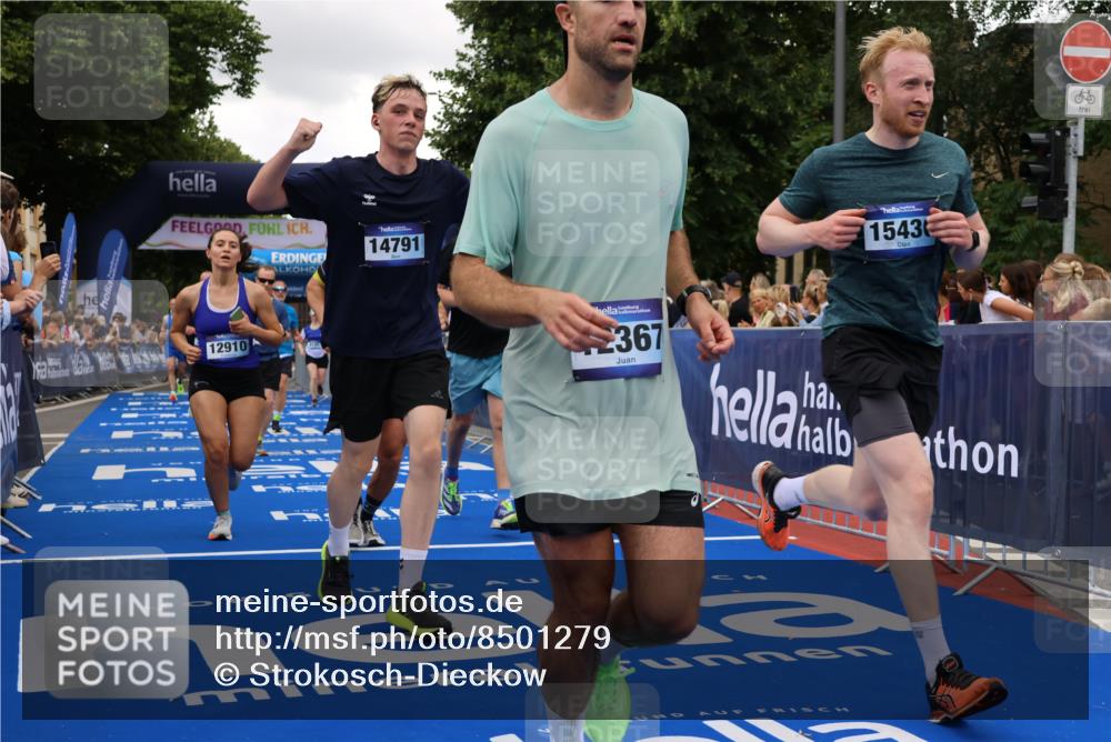 29.06.2025 - hella hamburg halbmarathon Strokosch-Dieckow http://msf.ph/oto/8501279 29.06.2025 10:52:59 Ziel 1258, 2099, 2208, 3059, 3258, 3334, 4121, 4557, 4558, 4770, 5907, 7509, 7864, 8139, 8587, 8720, 9093, 9537, 10724, 12155, 12367, 12519, 12910, 14323, 14791, 15430, 18590, 18720, 19208 meine-sportfotos.de