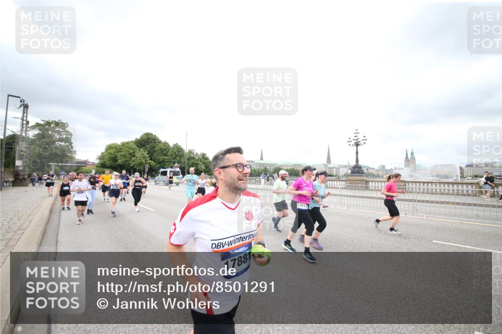 29.06.2025 - hella hamburg halbmarathon Jannik Wohlers http://msf.ph/oto/8501291 29.06.2025 10:57:53 Lombardsbrücke 1001, 1845, 2043, 2169, 2273, 2275, 3540, 3868, 4117, 5104, 5159, 5655, 5782, 5988, 6825, 7262, 7617, 7664, 7783, 8076, 8439, 8440, 8441, 8442, 8512, 8888, 9123, 9239, 9636, 10058, 10462, 10473, 10498, 10937, 11037, 11615, 11636, 11708, 12310, 12433, 13218, 13226, 13355, 13356, 13469, 14533, 14584, 14634, 15282, 15916, 15926, 16048, 16329, 16408, 16561, 16878, 17227, 17228, 17881 meine-sportfotos.de