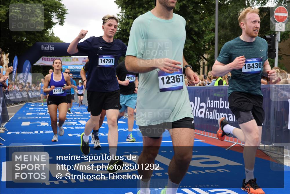 29.06.2025 - hella hamburg halbmarathon Strokosch-Dieckow http://msf.ph/oto/8501292 29.06.2025 10:53:00 Ziel 2099, 2208, 3059, 3258, 3334, 4121, 4770, 5907, 7509, 7864, 8139, 8587, 9093, 9537, 10724, 12155, 12367, 12519, 12910, 14323, 14791, 15430, 18590, 18720, 19208 meine-sportfotos.de