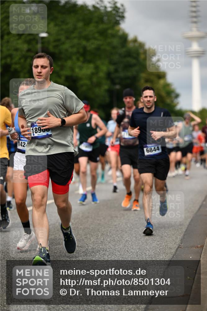 29.06.2025 - hella hamburg halbmarathon Dr. Thomas Lammeyer http://msf.ph/oto/8501304 29.06.2025 10:25:00 Kennedybrücke 1011, 2053, 2101, 2325, 2834, 2923, 2986, 3161, 3781, 3813, 3842, 4082, 4154, 4166, 4288, 4754, 4869, 5181, 5625, 5811, 5812, 6275, 6308, 6608, 6844, 6951, 7608, 8113, 8146, 8724, 8940, 9005, 9011, 9236, 9981, 10039, 10350, 10585, 10602, 10613, 11100, 11145 meine-sportfotos.de