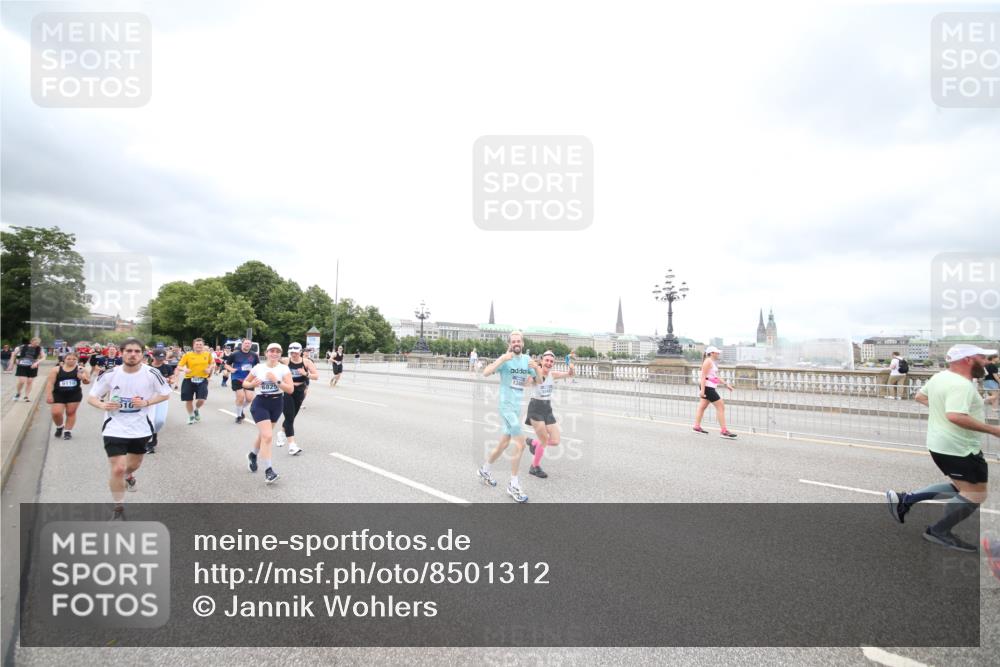 29.06.2025 - hella hamburg halbmarathon Jannik Wohlers http://msf.ph/oto/8501312 29.06.2025 10:57:54 Lombardsbrücke 1001, 1845, 2043, 2169, 2273, 2275, 3540, 3868, 4117, 5104, 5159, 5655, 5782, 5988, 6825, 7262, 7617, 7664, 7783, 8076, 8439, 8440, 8441, 8442, 8512, 8888, 9123, 9239, 9636, 10058, 10462, 10473, 10498, 10937, 11037, 11615, 11636, 11708, 12023, 12024, 12310, 12433, 13218, 13226, 13355, 13356, 13469, 14533, 14584, 14634, 15282, 15916, 15926, 16048, 16329, 16408, 16561, 16878, 17227, 17228, 17881 meine-sportfotos.de