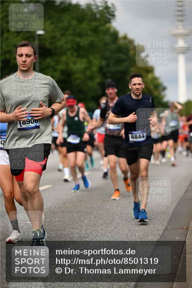 29.06.2025 - hella hamburg halbmarathon Dr. Thomas Lammeyer http://msf.ph/oto/8501319 29.06.2025 10:25:01 Kennedybrücke 1011, 2053, 2101, 2325, 2834, 2923, 2986, 3161, 3247, 3781, 3813, 3842, 4082, 4154, 4166, 4288, 4754, 4869, 5181, 5625, 5811, 5812, 6275, 6308, 6608, 6844, 6951, 7608, 8113, 8146, 8724, 8940, 9005, 9011, 9236, 9501, 9981, 10039, 10350, 10585, 10602, 11100, 11145 meine-sportfotos.de