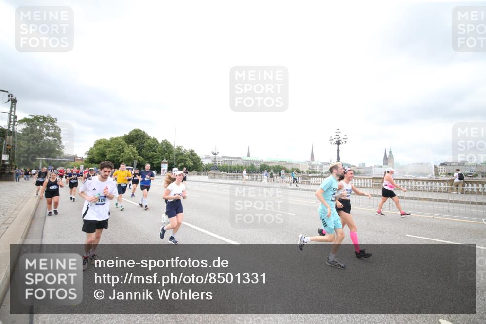 29.06.2025 - hella hamburg halbmarathon Jannik Wohlers http://msf.ph/oto/8501331 29.06.2025 10:57:55 Lombardsbrücke 1001, 1845, 2043, 2169, 2273, 2275, 3540, 3868, 4117, 5104, 5159, 5655, 5782, 5988, 6825, 7262, 7617, 7664, 7783, 8076, 8439, 8440, 8441, 8442, 8888, 9123, 9239, 9636, 10058, 10462, 10473, 10498, 10937, 11037, 11708, 12023, 12024, 12310, 12433, 13218, 13226, 13355, 13356, 13469, 14533, 14584, 14634, 15916, 15926, 16048, 16329, 16408, 16561, 16878, 17227, 17228, 17881, 18822 meine-sportfotos.de