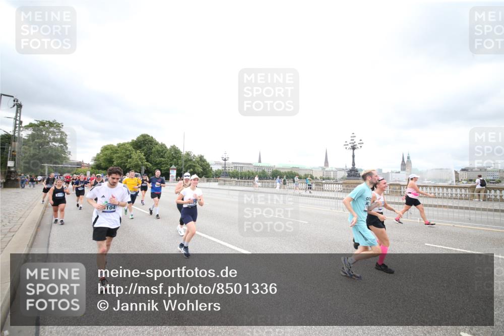 29.06.2025 - hella hamburg halbmarathon Jannik Wohlers http://msf.ph/oto/8501336 29.06.2025 10:57:55 Lombardsbrücke 1001, 1845, 2043, 2169, 2273, 2275, 3540, 3868, 4117, 5104, 5159, 5655, 5782, 5988, 6825, 7262, 7617, 7664, 7783, 8076, 8439, 8440, 8441, 8442, 8888, 9123, 9239, 9636, 10058, 10462, 10473, 10498, 10937, 11037, 11708, 12023, 12024, 12310, 12433, 13218, 13226, 13355, 13356, 13469, 14533, 14584, 14634, 15916, 15926, 16048, 16329, 16408, 16561, 16878, 17227, 17228, 17881, 18822 meine-sportfotos.de