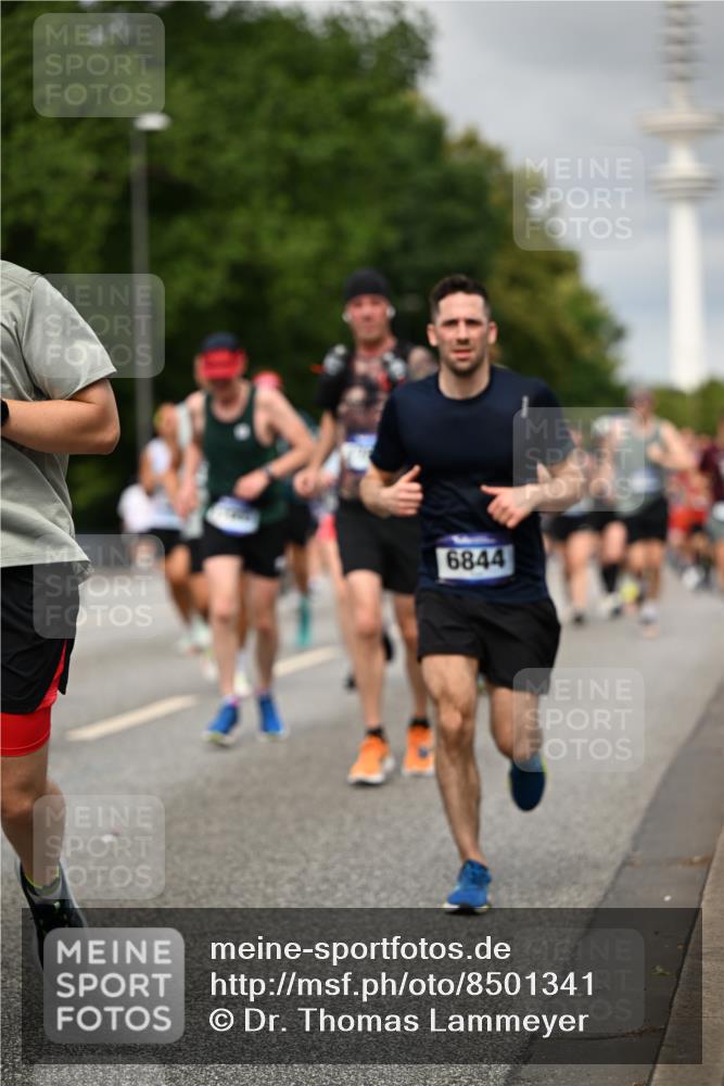 29.06.2025 - hella hamburg halbmarathon Dr. Thomas Lammeyer http://msf.ph/oto/8501341 29.06.2025 10:25:01 Kennedybrücke 1011, 2053, 2101, 2325, 2834, 2923, 2986, 3161, 3247, 3781, 3813, 3842, 4082, 4154, 4166, 4288, 4754, 4869, 5181, 5625, 5811, 5812, 6275, 6308, 6608, 6844, 6951, 7608, 8113, 8146, 8724, 8940, 9005, 9011, 9236, 9501, 9981, 10039, 10350, 10585, 10602, 11100, 11145 meine-sportfotos.de