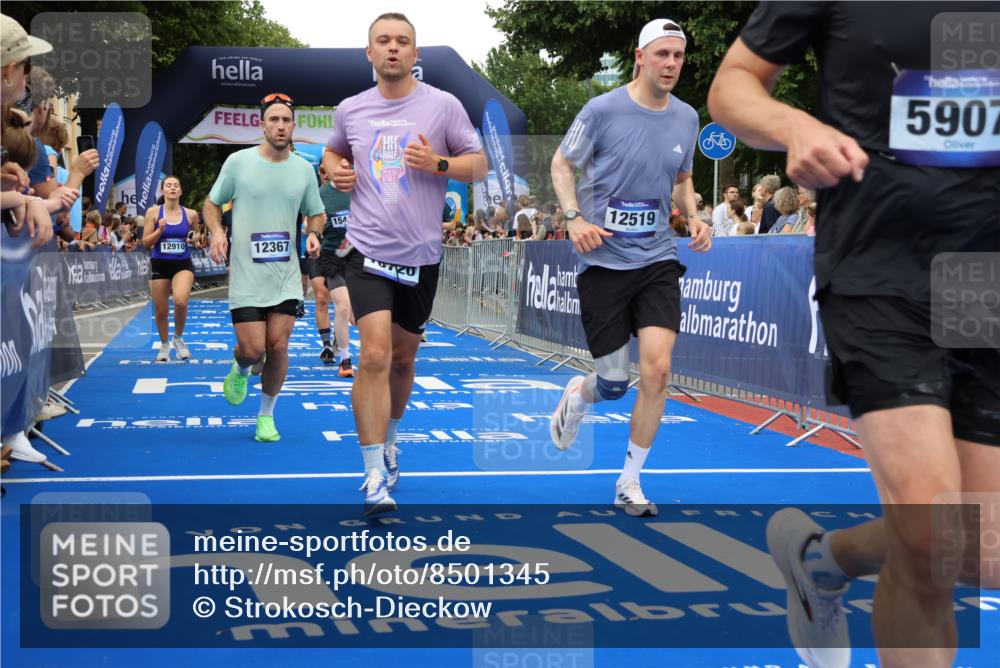 29.06.2025 - hella hamburg halbmarathon Strokosch-Dieckow http://msf.ph/oto/8501345 29.06.2025 10:52:58 Ziel 1257, 1258, 2099, 2208, 3059, 3258, 3334, 4121, 4557, 4558, 4770, 5907, 7509, 7864, 8139, 8587, 8720, 8955, 9093, 9537, 10724, 12155, 12367, 12519, 12910, 14323, 14791, 15430, 18590, 18720, 19208 meine-sportfotos.de