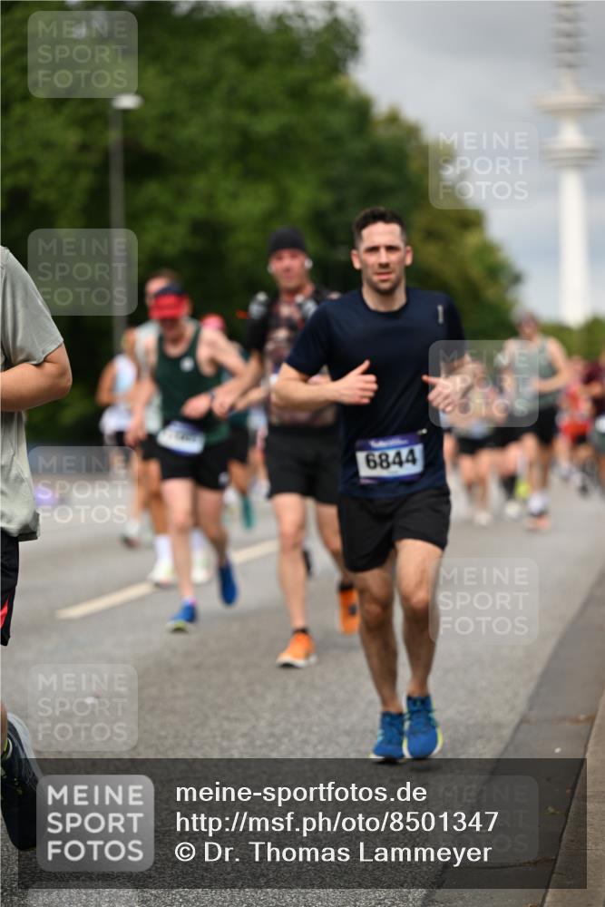 29.06.2025 - hella hamburg halbmarathon Dr. Thomas Lammeyer http://msf.ph/oto/8501347 29.06.2025 10:25:01 Kennedybrücke 1011, 2053, 2101, 2325, 2834, 2923, 2986, 3161, 3247, 3781, 3813, 3842, 4082, 4154, 4166, 4288, 4754, 4869, 5181, 5625, 5811, 5812, 6275, 6308, 6608, 6844, 6951, 7608, 8113, 8146, 8724, 8940, 9005, 9011, 9236, 9501, 9981, 10039, 10350, 10585, 10602, 11100, 11145 meine-sportfotos.de