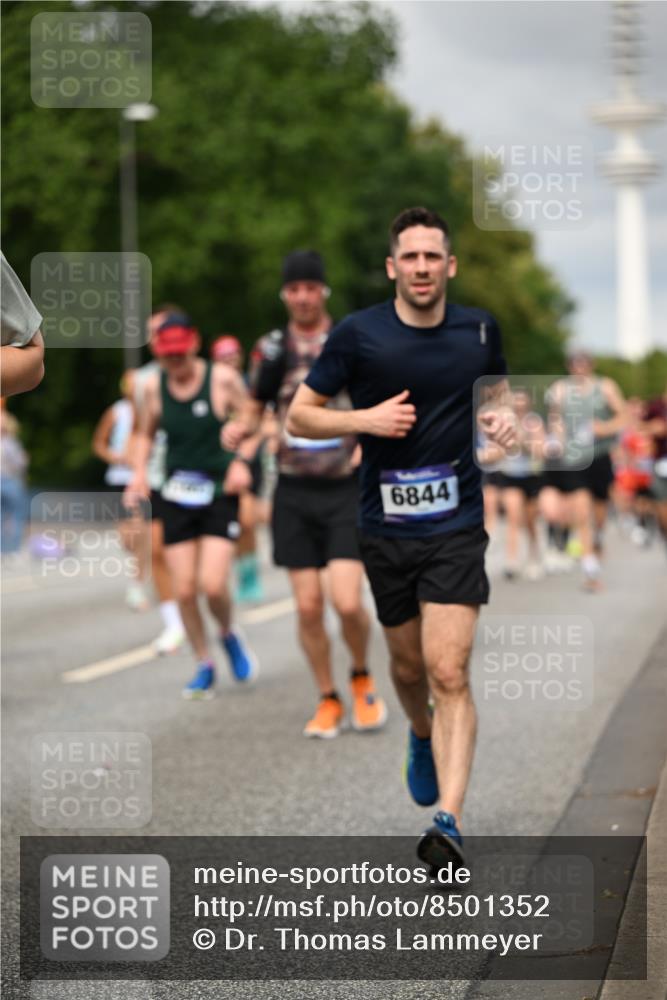 29.06.2025 - hella hamburg halbmarathon Dr. Thomas Lammeyer http://msf.ph/oto/8501352 29.06.2025 10:25:02 Kennedybrücke 1011, 2053, 2101, 2325, 2383, 2834, 2923, 2986, 3161, 3247, 3781, 3813, 3842, 4082, 4154, 4166, 4288, 4754, 4869, 5181, 5625, 5811, 5812, 6275, 6308, 6608, 6844, 6951, 7608, 8113, 8146, 8724, 8940, 9005, 9011, 9236, 9501, 9981, 10039, 10350, 10585, 10602, 11100, 11145 meine-sportfotos.de