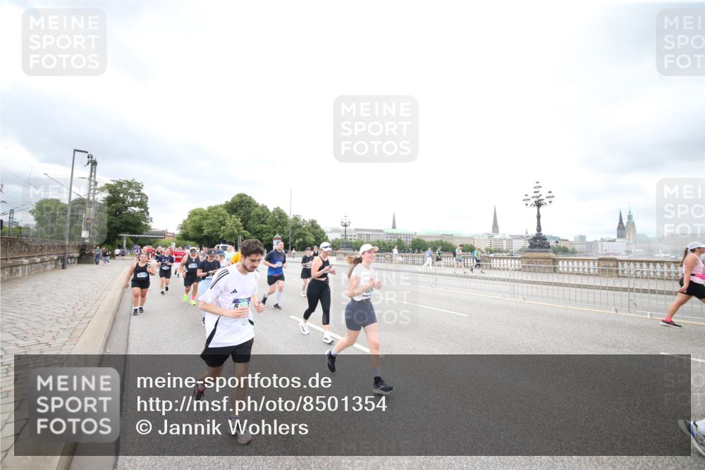 29.06.2025 - hella hamburg halbmarathon Jannik Wohlers http://msf.ph/oto/8501354 29.06.2025 10:57:55 Lombardsbrücke 1001, 1845, 2043, 2169, 2273, 2275, 3540, 3868, 4117, 5104, 5159, 5655, 5782, 5988, 6825, 7262, 7617, 7664, 7783, 8076, 8439, 8440, 8441, 8442, 8888, 9123, 9239, 9636, 10058, 10462, 10473, 10498, 10937, 11037, 11708, 12023, 12024, 12310, 12433, 13218, 13226, 13355, 13356, 13469, 14533, 14584, 14634, 15916, 15926, 16048, 16329, 16408, 16561, 16878, 17227, 17228, 17881, 18822 meine-sportfotos.de