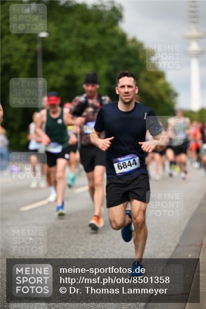 29.06.2025 - hella hamburg halbmarathon Dr. Thomas Lammeyer http://msf.ph/oto/8501358 29.06.2025 10:25:02 Kennedybrücke 1011, 2053, 2101, 2325, 2383, 2834, 2923, 2986, 3161, 3247, 3781, 3813, 3842, 4082, 4154, 4166, 4288, 4754, 4869, 5181, 5625, 5811, 5812, 6275, 6308, 6608, 6844, 6951, 7608, 8113, 8146, 8724, 8940, 9005, 9011, 9236, 9501, 9981, 10039, 10350, 10585, 10602, 11100, 11145 meine-sportfotos.de