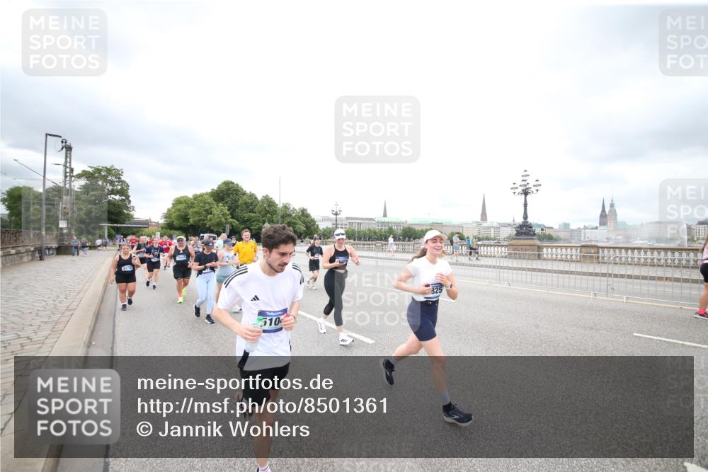 29.06.2025 - hella hamburg halbmarathon Jannik Wohlers http://msf.ph/oto/8501361 29.06.2025 10:57:56 Lombardsbrücke 1001, 1845, 2043, 2169, 2273, 2275, 3540, 3868, 4117, 5104, 5159, 5655, 5782, 5988, 6825, 7262, 7617, 7664, 7783, 8076, 8439, 8440, 8441, 8442, 8888, 9123, 9239, 9636, 10058, 10462, 10473, 10498, 10937, 11708, 12023, 12024, 12310, 12433, 12968, 13218, 13226, 13355, 13356, 13469, 14533, 14584, 14634, 14935, 15916, 15926, 16048, 16329, 16408, 16561, 16878, 17227, 17228, 17881, 18822, 19183 meine-sportfotos.de
