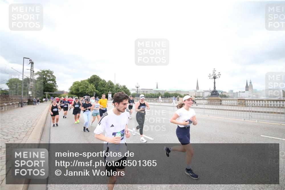 29.06.2025 - hella hamburg halbmarathon Jannik Wohlers http://msf.ph/oto/8501365 29.06.2025 10:57:56 Lombardsbrücke 1001, 1845, 2043, 2169, 2273, 2275, 3540, 3868, 4117, 5104, 5159, 5655, 5782, 5988, 6825, 7262, 7617, 7664, 7783, 8076, 8439, 8440, 8441, 8442, 8888, 9123, 9239, 9636, 10058, 10462, 10473, 10498, 10937, 11708, 12023, 12024, 12310, 12433, 12968, 13218, 13226, 13355, 13356, 13469, 14533, 14584, 14634, 14935, 15916, 15926, 16048, 16329, 16408, 16561, 16878, 17227, 17228, 17881, 18822, 19183 meine-sportfotos.de