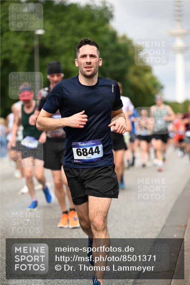 29.06.2025 - hella hamburg halbmarathon Dr. Thomas Lammeyer http://msf.ph/oto/8501371 29.06.2025 10:25:02 Kennedybrücke 1011, 2053, 2101, 2325, 2383, 2834, 2923, 2986, 3161, 3247, 3781, 3813, 3842, 4082, 4154, 4166, 4288, 4754, 4869, 5181, 5625, 5811, 5812, 6275, 6308, 6608, 6844, 6951, 7608, 8113, 8146, 8724, 8940, 9005, 9011, 9236, 9501, 9981, 10039, 10350, 10585, 10602, 11100, 11145 meine-sportfotos.de