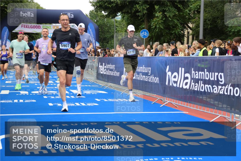 29.06.2025 - hella hamburg halbmarathon Strokosch-Dieckow http://msf.ph/oto/8501372 29.06.2025 10:52:56 Ziel 1257, 1258, 1657, 2099, 2444, 2814, 2910, 3258, 3334, 4557, 4558, 4770, 5077, 5907, 7509, 8139, 8587, 8720, 8955, 9093, 10724, 10811, 11217, 11992, 12155, 12367, 12519, 12910, 14791, 15430, 18590, 18720 meine-sportfotos.de