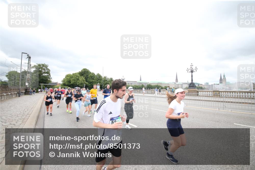29.06.2025 - hella hamburg halbmarathon Jannik Wohlers http://msf.ph/oto/8501373 29.06.2025 10:57:56 Lombardsbrücke 1001, 1845, 2043, 2169, 2273, 2275, 3540, 3868, 4117, 5104, 5159, 5655, 5782, 5988, 6825, 7262, 7617, 7664, 7783, 8076, 8439, 8440, 8441, 8442, 8888, 9123, 9239, 9636, 10058, 10462, 10473, 10498, 10937, 11708, 12023, 12024, 12310, 12433, 12968, 13218, 13226, 13355, 13356, 13469, 14533, 14584, 14634, 14935, 15916, 15926, 16048, 16329, 16408, 16561, 16878, 17227, 17228, 17881, 18822, 19183 meine-sportfotos.de