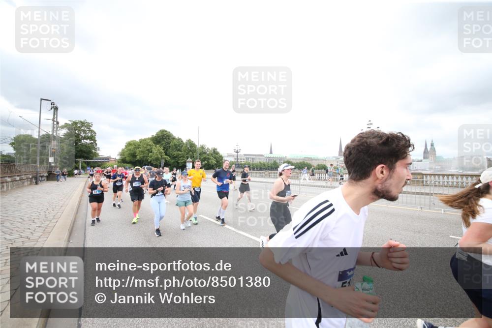 29.06.2025 - hella hamburg halbmarathon Jannik Wohlers http://msf.ph/oto/8501380 29.06.2025 10:57:56 Lombardsbrücke 1001, 1845, 2043, 2169, 2273, 2275, 3540, 3868, 4117, 5104, 5159, 5655, 5782, 5988, 6825, 7262, 7617, 7664, 7783, 8076, 8439, 8440, 8441, 8442, 8888, 9123, 9239, 9636, 10058, 10462, 10473, 10498, 10937, 11708, 12023, 12024, 12310, 12433, 12968, 13218, 13226, 13355, 13356, 13469, 14533, 14584, 14634, 14935, 15916, 15926, 16048, 16329, 16408, 16561, 16878, 17227, 17228, 17881, 18822, 19183 meine-sportfotos.de