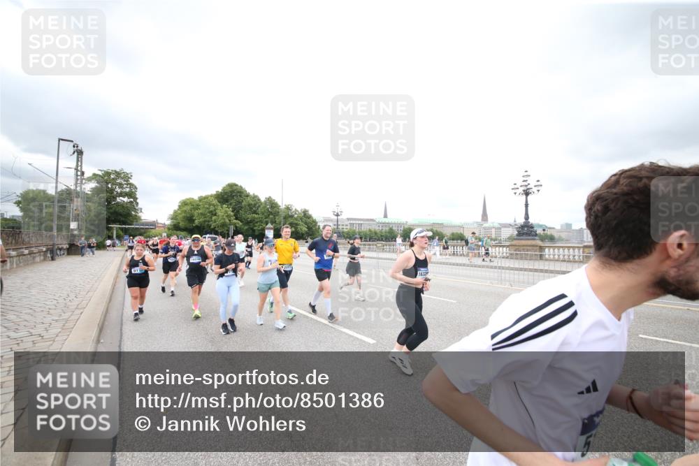 29.06.2025 - hella hamburg halbmarathon Jannik Wohlers http://msf.ph/oto/8501386 29.06.2025 10:57:56 Lombardsbrücke 1001, 1845, 2043, 2169, 2273, 2275, 3540, 3868, 4117, 5104, 5159, 5655, 5782, 5988, 6825, 7262, 7617, 7664, 7783, 8076, 8439, 8440, 8441, 8442, 8888, 9123, 9239, 9636, 10058, 10462, 10473, 10498, 10937, 11708, 12023, 12024, 12310, 12433, 12968, 13218, 13226, 13355, 13356, 13469, 14533, 14584, 14634, 14935, 15916, 15926, 16048, 16329, 16408, 16561, 16878, 17227, 17228, 17881, 18822, 19183 meine-sportfotos.de