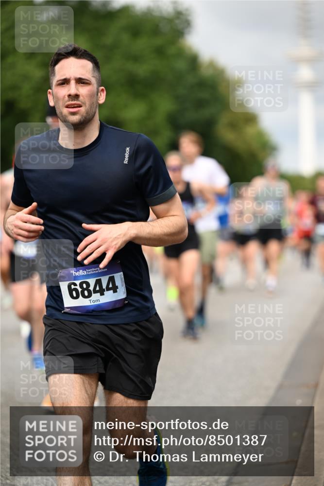 29.06.2025 - hella hamburg halbmarathon Dr. Thomas Lammeyer http://msf.ph/oto/8501387 29.06.2025 10:25:03 Kennedybrücke 1011, 1266, 2053, 2101, 2325, 2383, 2834, 2923, 2986, 3161, 3247, 3781, 3813, 3842, 4082, 4154, 4166, 4288, 4350, 4754, 4869, 5181, 5625, 5811, 5812, 6275, 6308, 6608, 6844, 6951, 7608, 8113, 8146, 8724, 8940, 9005, 9011, 9236, 9501, 9981, 10039, 10350, 10585, 10602, 11145 meine-sportfotos.de