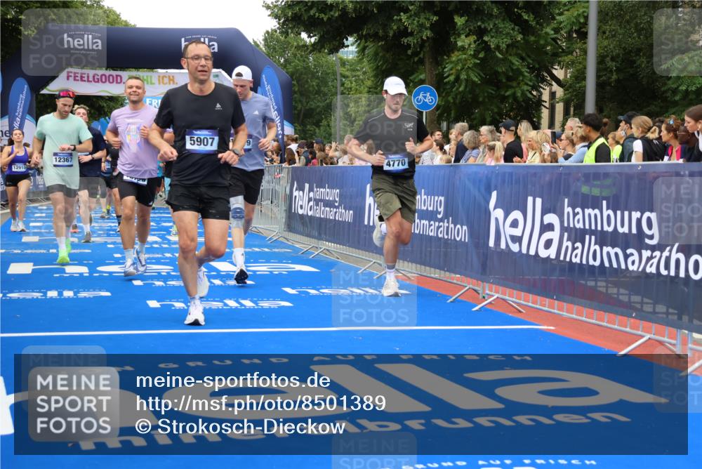 29.06.2025 - hella hamburg halbmarathon Strokosch-Dieckow http://msf.ph/oto/8501389 29.06.2025 10:52:56 Ziel 1257, 1258, 1657, 2099, 2444, 2814, 2910, 3258, 3334, 4557, 4558, 4770, 5077, 5907, 7509, 8139, 8587, 8720, 8955, 9093, 10724, 10811, 11217, 11992, 12155, 12367, 12519, 12910, 14791, 15430, 18590, 18720 meine-sportfotos.de
